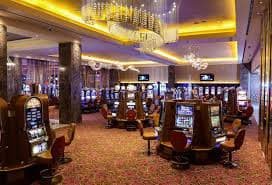 Meja live dealer dengan streaming video HD dan interface interaktif